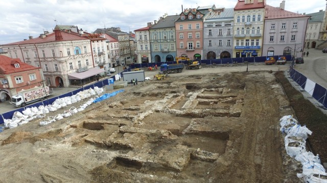 Prace archeologiczne w Rynku w Przemyślu. Nz. widać pozostałości dawnego ratusza.