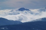 Śnieg w górach. Wspaniałe widoki z Rysianki - widać Tatry [ZDJĘCIA]