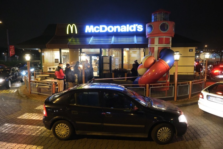 Ogromne kolejki do McDrive w Rudzie Śląskiej i Rybniku [ZDJĘCIA] Kanpka Drwala wróciła do oferty McDonald's