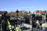 Przygotowania do Wszystkich Świętych w Lipcach Reymontowskich. Nie każdy wie, że na tutejszym cmentarzu jest grób bohatera „Chłopów”