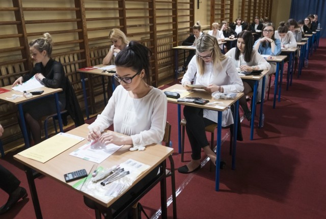 W komunikacje dyrektora Centralnej Komisji Egzaminacyjnej dokładnie określono, z jakich przyborów i pomocy maturzysta może korzystać na egzaminie z matematyki. 

Są to:
1. czarny długopis (niedozwolone są długopisy wymazywalne)