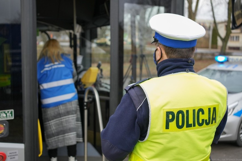 Policjanci i pracownicy sanepidu wspólnie kontrolują autobusy 