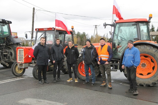 Kilkudziesięciu rolników protestuje blokując m.in. drogę krajową nr 91  w Stolnie