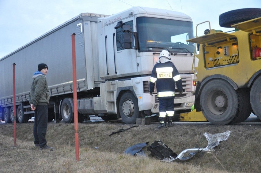 Wypadek dwóch ciężarówek i auta osobowego w Osieku (FOTO)