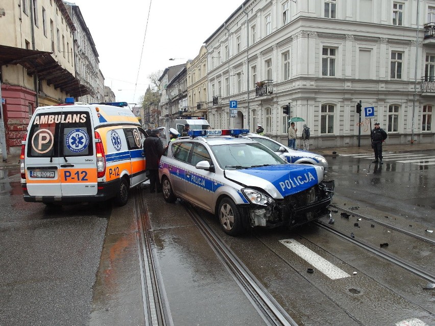 Zderzenie radiowozu z samochodem osobowym na skrzyżowaniu Gdańska/Próchnika w Łodzi / 15.11.2015