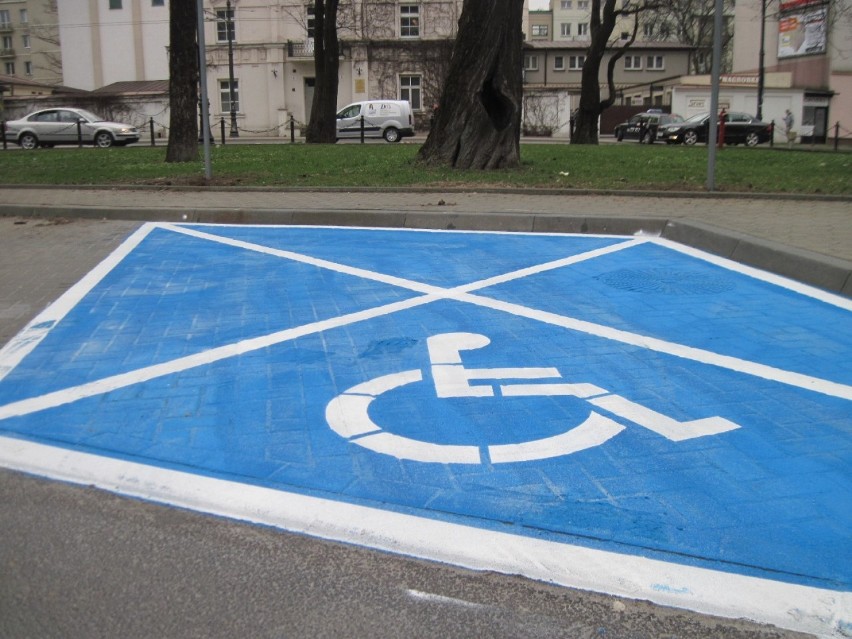 W Lublinie jest coraz więcej niebieskich "kopert" dla niepełnosprawnych