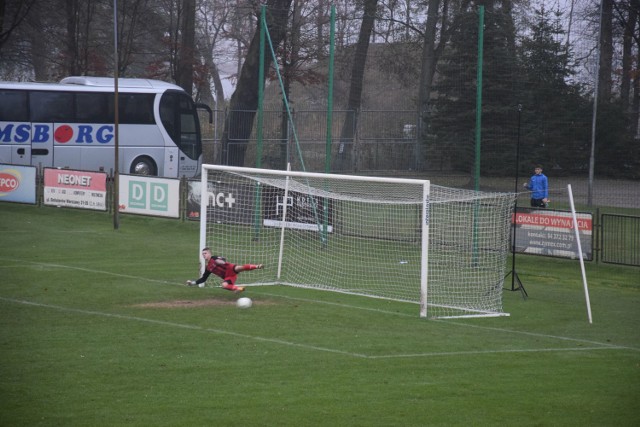 Maciej Góra strzela karnego na 1:0 dla MKP Szczecinek