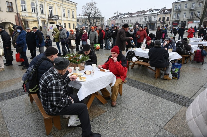 Na Rynku w Kielcach zorganizowano wigilię dla wszystkich...