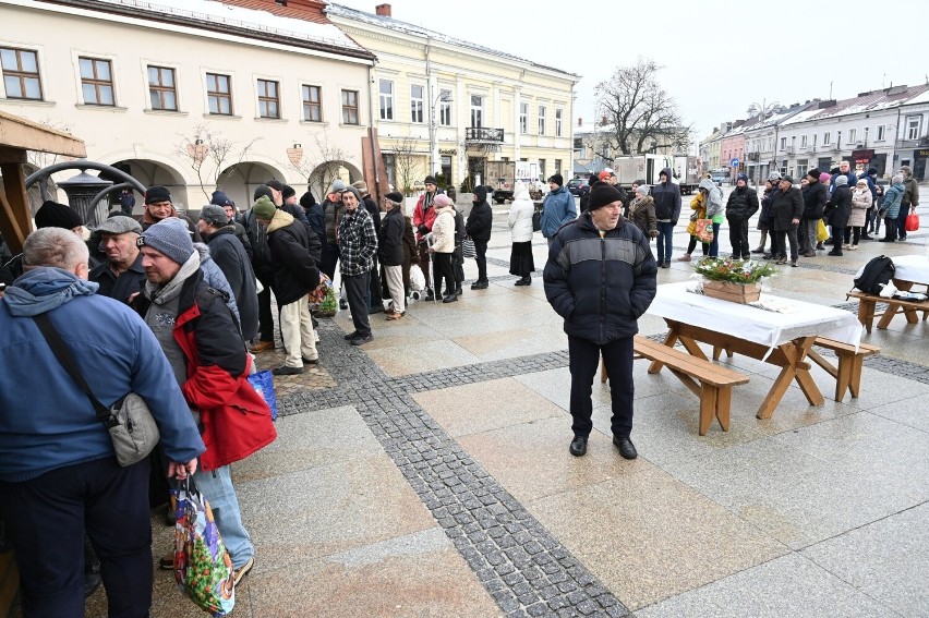 Smaczna wigilia na rynku w Kielcach, przyszły setki osób. Dania serwowali Bogdan Wenta i jego zastępcy. Zobacz zdjęcia