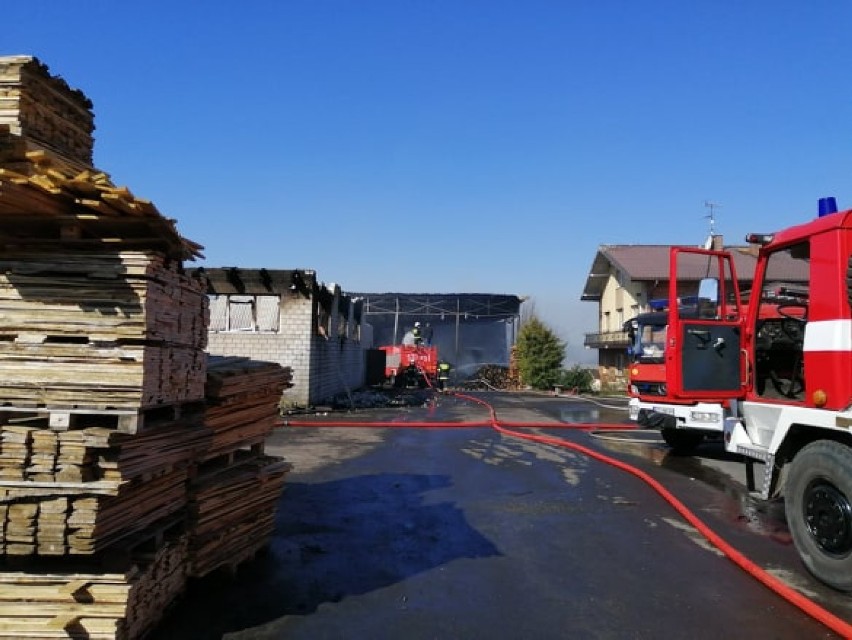 Duży pożar w miejscowości Pokrzywniaki, gmina Brąszewice [zdjęcia, wideo]