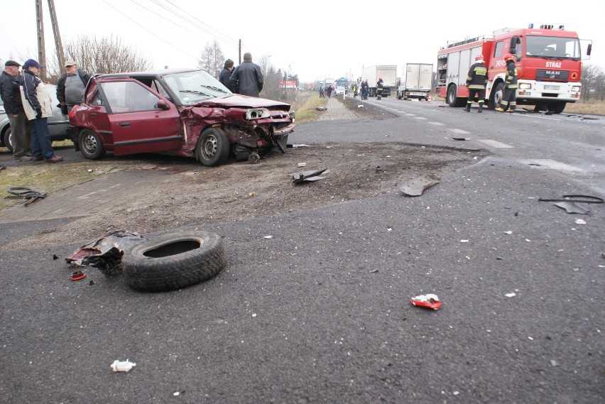 Wypadek w Józefowie koło Opatówka. Zderzyły się trzy auta [ZDJĘCIA, WIDEO]