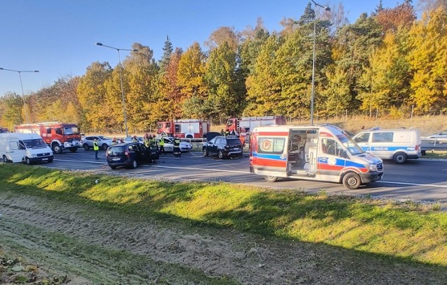 Autostrada A4 jest całkowicie zablokowana w obie strony po wypadku w Mysłowicach.

Zobacz kolejne zdjęcia. Przesuwaj zdjęcia w prawo - naciśnij strzałkę lub przycisk NASTĘPNE
