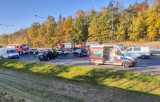 Zderzenie dwóch osobówek na autostradzie A4 w Mysłowicach. Trzy osoby ranne. A4 zablokowana w obu kierunkach