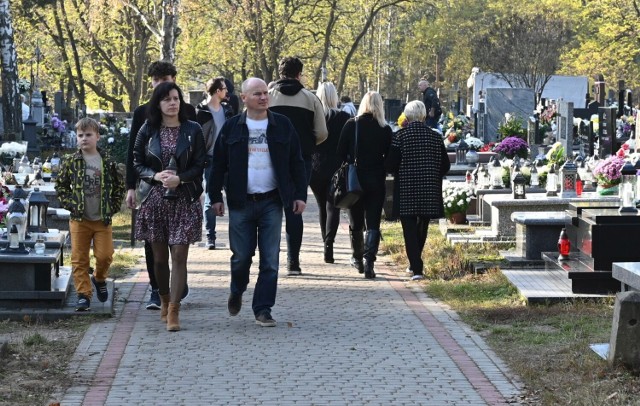 Ostatnie zakupy wiązanek, porządki grobów oraz zapalenie zniczy - w poniedziałek, 31 października, na cmentarzu na Białogonie w Kielcach nie brakowało ludzi odwiedzających zmarłych bliskich. To był ostatni dzień, by przygotować wszystko na zbliżający się dzień Wszystkich Świętych. Zobaczcie zdjęcia.