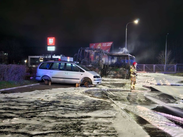 W pożarze spłonęły dwa autokary i samochód osobowy.