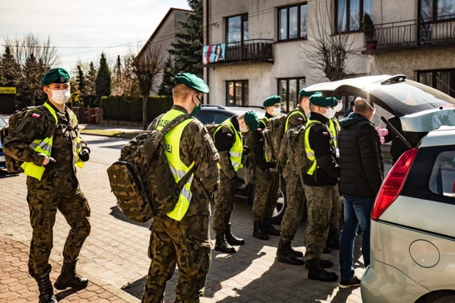 W czwartek w Skarżysku - Kamiennej kolportowano zakupione przez miasto maski ochronne, Każdy z mieszkańców otrzyma bezpłatnie jedną sztukę. W akcji pomagali między innymi studenci Wojskowej Akademii Technicznej (choć w kamizelkach Wojsk Obrony Terytorialnej). Ich pracę uwiecznił znany skarżyski fotograf Krystian Dróżdż. Dzięki jego uprzejmości publikujemy fotografie, które wykonał. 

>>> ZOBACZ WIĘCEJ NA KOLEJNYCH ZDJĘCIACH 