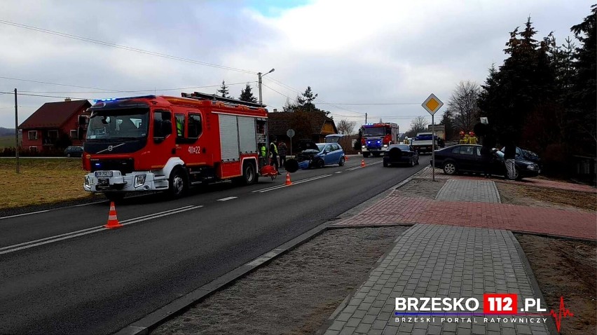 Wypadek w Uszwi, zderzenie dwóch samochodów na skrzyżowaniu,...