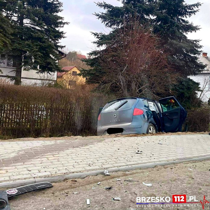 Wypadek w Uszwi, zderzenie dwóch samochodów na skrzyżowaniu,...