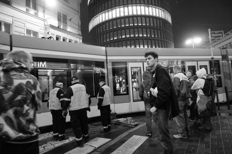 Poznań: Wykolejona bimba zablokowała ruch tramwajów  w całym mieście [ZDJĘCIA]