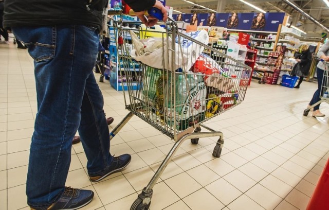 Poza kontaktami telefonicznymi z rodziną, zainteresujmy się również naszymi sąsiadami. Może właśnie potrzebują naszego wsparcia? Tak drobnym gestem, jak zakupy czy załatwienie sprawy urzędowej niesiesz ogromną pomoc!