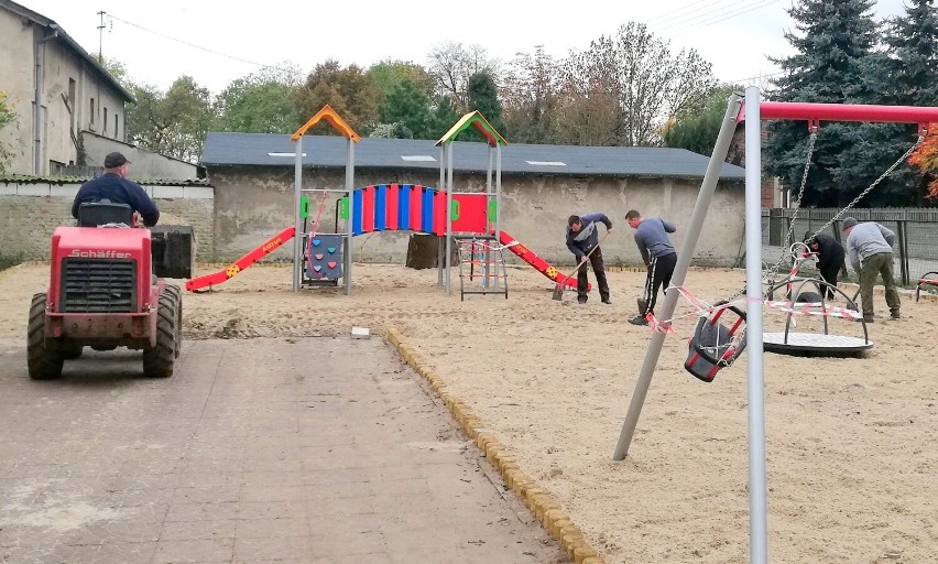 Mieszkańcy Bliżyc pod Skokami sami zbudowali plac zabaw dla dzieci