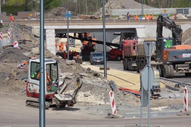 Nowy wiadukt w Dąbrowie Górniczej Gołonogu zostanie otwarty 28 kwietnia. To ostatnie prace przed inauguracyjnymi przejazdami 

Zobacz kolejne zdjęcia/plansze. Przesuwaj zdjęcia w prawo naciśnij strzałkę lub przycisk NASTĘPNE