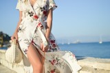 Sukienki na lato 2019: długie, tanie w kwiaty i we wzory. Jakie sukienki są modne w tym sezonie? [PRZEGLĄD]