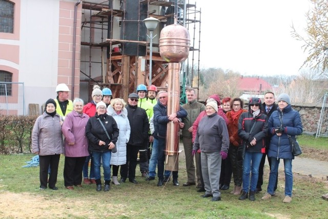 Mieszkańcy przyszli najpierw do grupowego zdjęcia, a niektórzy (na zdjęciu) też na uroczystość zamknięcia kapsuły