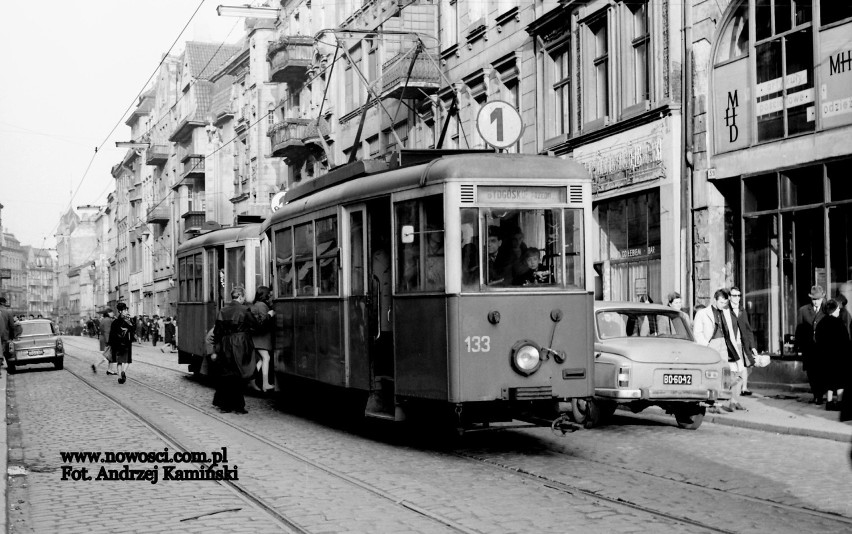 Warszawa wystająca zza jednego z ostatnich tramwajów, jaki...