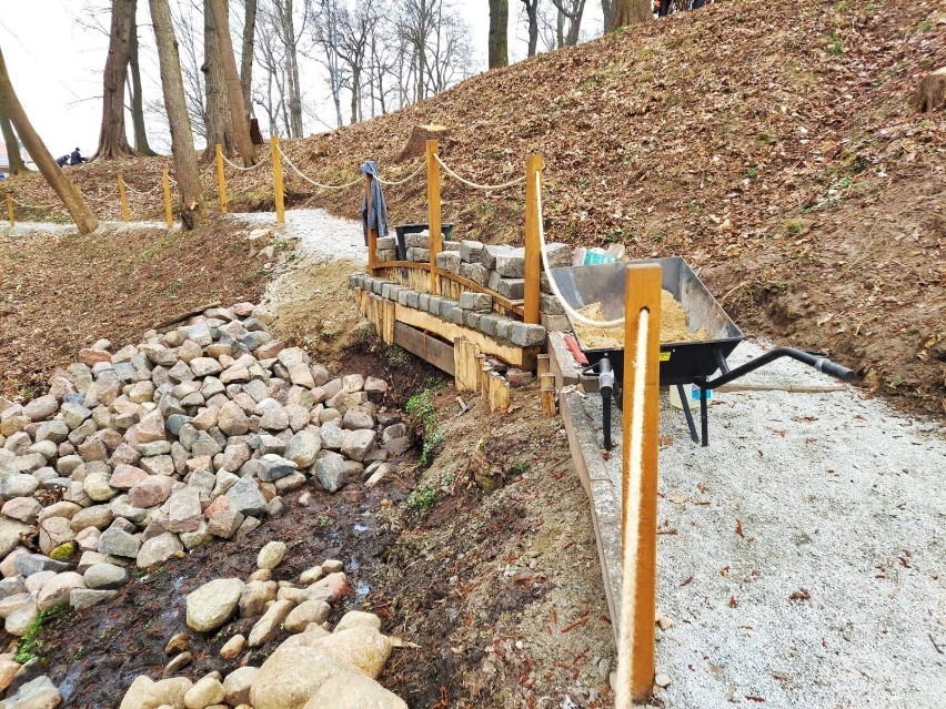 Park nad jeziorem w Kłodawie odzyskuje dawny blask. Właśnie...