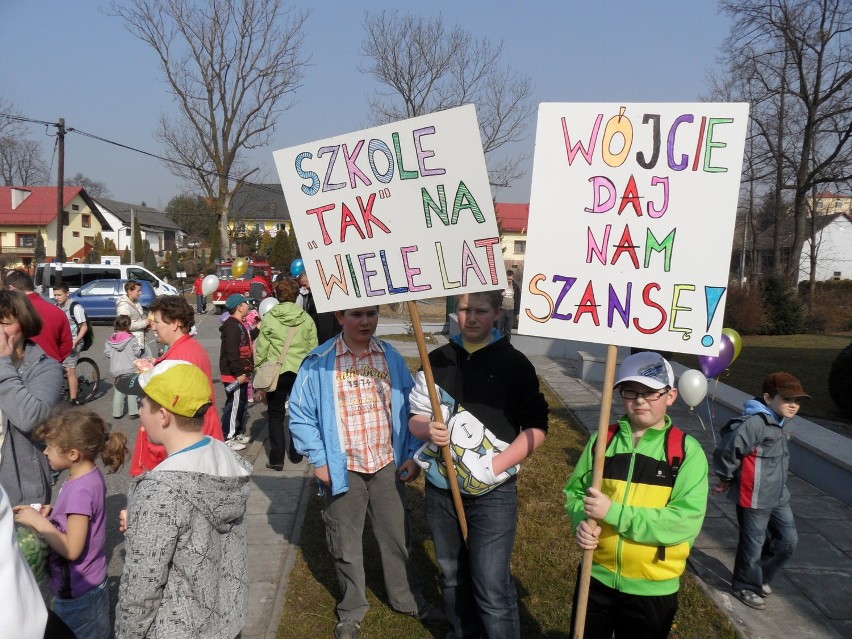 Mieszkańcy Bażanowic demonstrowali w obronie swej szkoły