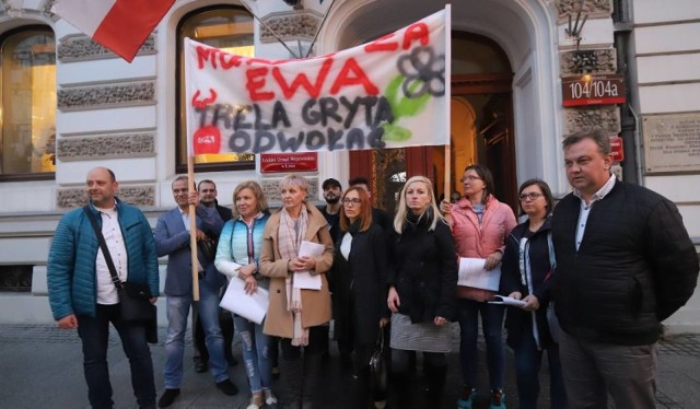 Kulminacją protestu rodziców pierwszaków z SP nr 198 była pikieta pod siedzibą magistratu z 30 października