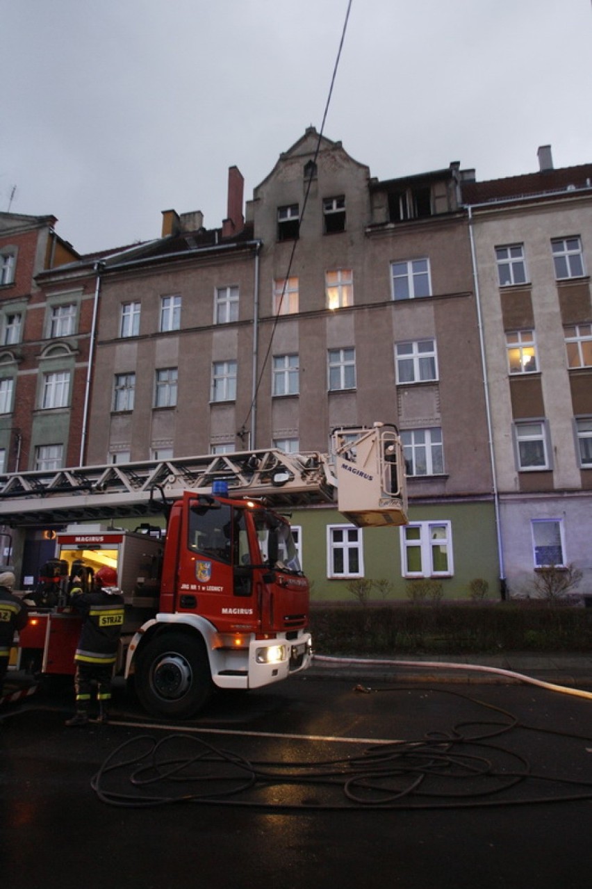 Pożar mieszkania w Legnicy (ZDJĘCIA)