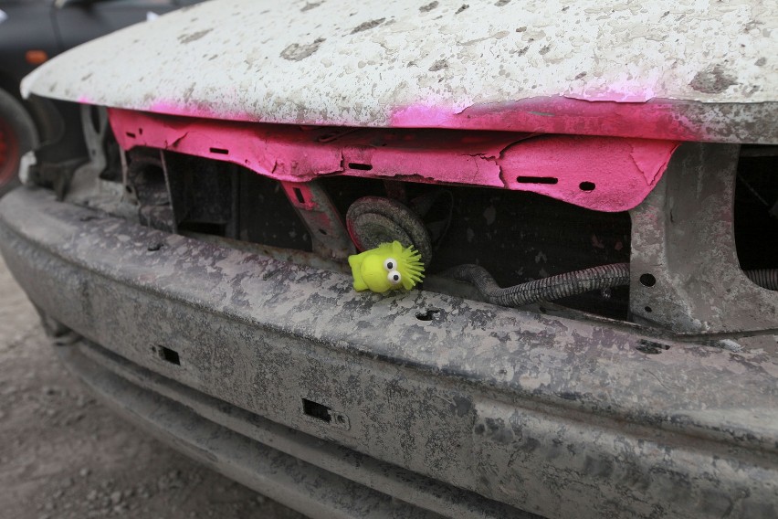 Destruction Derby Krk: Niecodzienne wyścigi samochodowe w Krakowie [ZDJĘCIA]