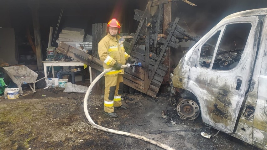Ostrów Wielkopolski. Doszczętnie spłonął bus oraz część garażu. Pożar gasiło kilka zastępów straży [FOTO]