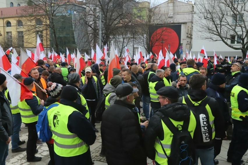 Kilkuset rolników protestowało we Wrocławiu. Domagają się...