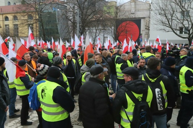 Kilkuset rolników protestowało we Wrocławiu. Domagają się zmiany polityki klimatycznej UE i wobec ukraińskiego zboża, które zalewa polski rynek w niekontrolowany sposób