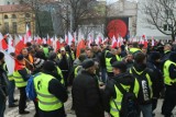 Protest rolników we Wrocławiu. Pożar, syreny, krzyki przed urzędem marszałkowskim