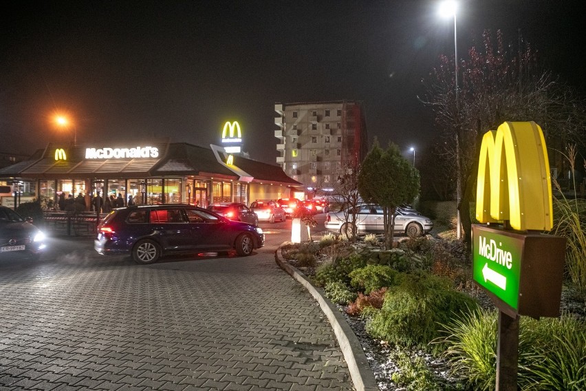 Przed restauracjami McDonald's utworzyły się kolejki...