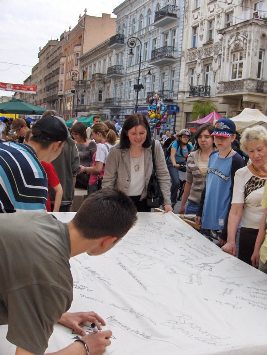 Łodzianie składają podpisy na tkanie, a przygląda się temu...