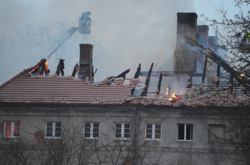Płonie pałac w Sieroszowiach