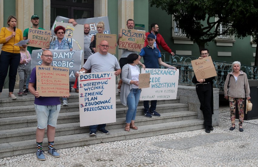 Protest został zorganizowany przed Urzędem Miasta na pl....