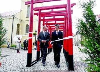 Bramę Tori otworzyli w Polkowicach burmistrz Wiesław Wabik (z lewej) i Tatsumi Maeda z firmy Sanden