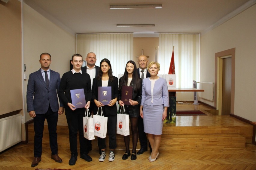 27 uczniów z Zambrowa otrzymało stypendium naukowe Starosty Zambrowskiego