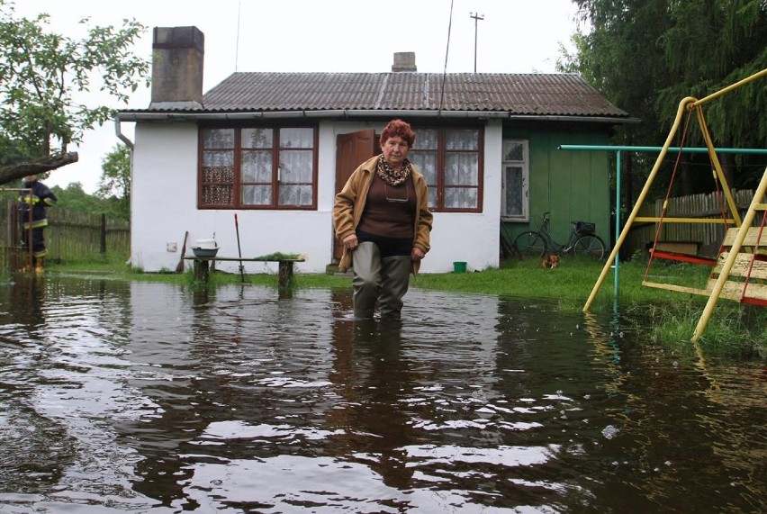 Regina Baryła, której gospodarstwo jest podtapiane kilka...