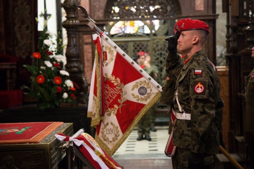 Kraków. Andrzej Duda na Wawelu. Przekazał sztandar żołnierzom