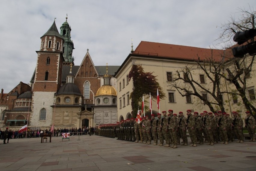 Kraków. Andrzej Duda na Wawelu. Przekazał sztandar żołnierzom