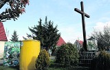 Oleśnica: Kiedy znikną śmieci spod kapliczki?