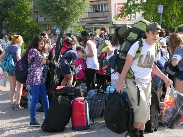 W niedzielę, 6 lipca skierniewiccy harcerze ruszyli na wakacje. Odjechali rano z parkingu, odprowadzani przez rodziców. Dwa tygodnie skierniewiccy harcerze z hufca ZHP spędzą w Załęczu Wielkim koło Wielunia nad Wartą.