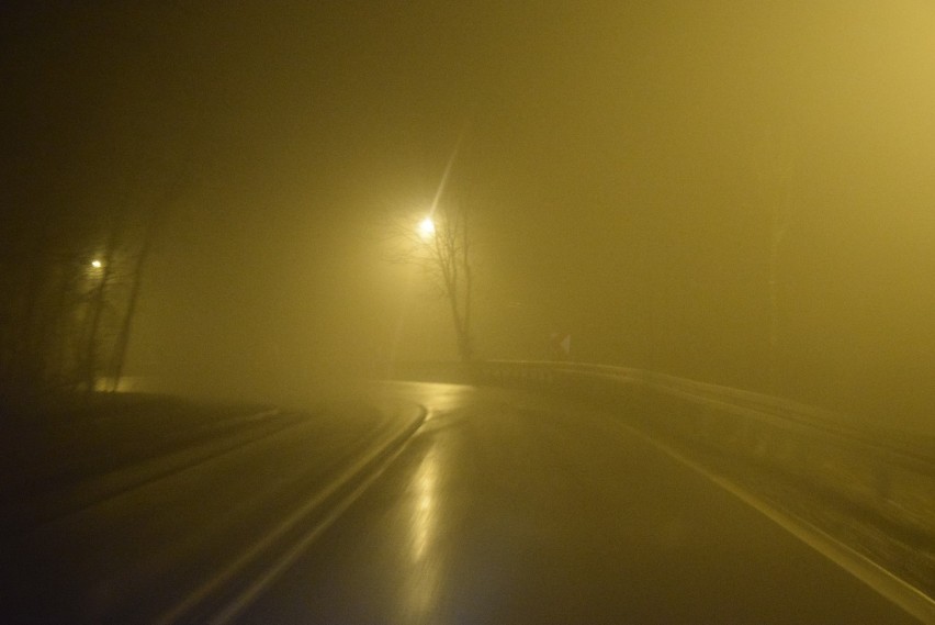 Kierowco, gęsta mgła utrudnia podróżowanie autem
